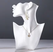 Biżuteria - akcesoria - Popiersie jubilerskie białe popiersie manekina jubilerskiego jako stojak na biżuterię do naszyjników i kolczyków manekin kobieca głowa / ramię do prezentacji biżuterii stojak na naszyjnik ekspozytor kolczyków - miniaturka - grafika 1