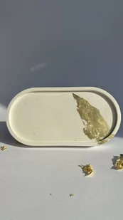 Taca dekoracyjna owalna biała z ziarnem ze złotym dekorem - Tace i patery - miniaturka - grafika 1