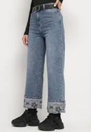 Spodnie damskie - Niebieskie Jeansy z Szerokimi Nogawkami Wywiniętymi u Dołu z Ozdobnym Wzorem i Paskiem Xaloma - miniaturka - grafika 1