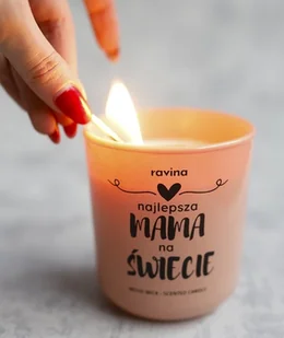 NAJLEPSZA MAMA NA ŚWIECIE ŚWIECA ZAPACHOWA, ŚWIECZKA PERFUMOWANA, PREZENTOWA DLA MAMY DZIEŃ MATKI, Z DREWNIANYM KNOTEM ZAPACH MADEMOISELLE - Świece - miniaturka - grafika 1