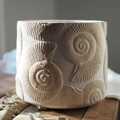 Donice - Doniczka cementowa z muszlami- kremowo-beżowa, 16,5cm - miniaturka - grafika 1