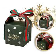 Ozdoby bożonarodzeniowe - Pudełko PREZENTOWE ozdobne zielone, MERRY CHRISTMAS z kokardą 10x10x10 cm OPO40 - miniaturka - grafika 1