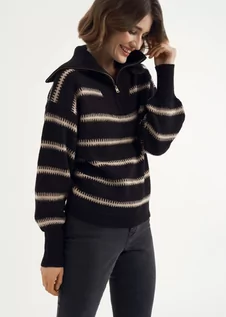 Swetry damskie - Czarny sweter w paski z suwakiem damski - grafika 1