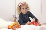 Samochody i pojazdy dla dzieci - Louis Pierwszy Samochodzik Króliczek Drewniany 1+ - miniaturka - grafika 1