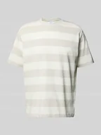 Koszulki męskie - Oversize’owy T-shirt w paski z okrągłym dekoltem - miniaturka - grafika 1