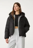 Kurtki damskie - Stradivarius Kurtka pikowana oversize z kapturem Czarny S - miniaturka - grafika 1