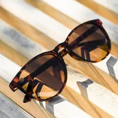 Okulary przeciwsłoneczne - Brązowe okrągłe okulary przeciwsłoneczne w panterkę Mai Tais - miniaturka - grafika 1