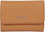 Portfele - Calvin Klein Damskie portfele Ck Must Trifold Sm, Cukier brązowy, Rozmiar Uniwersalny - miniaturka - grafika 1
