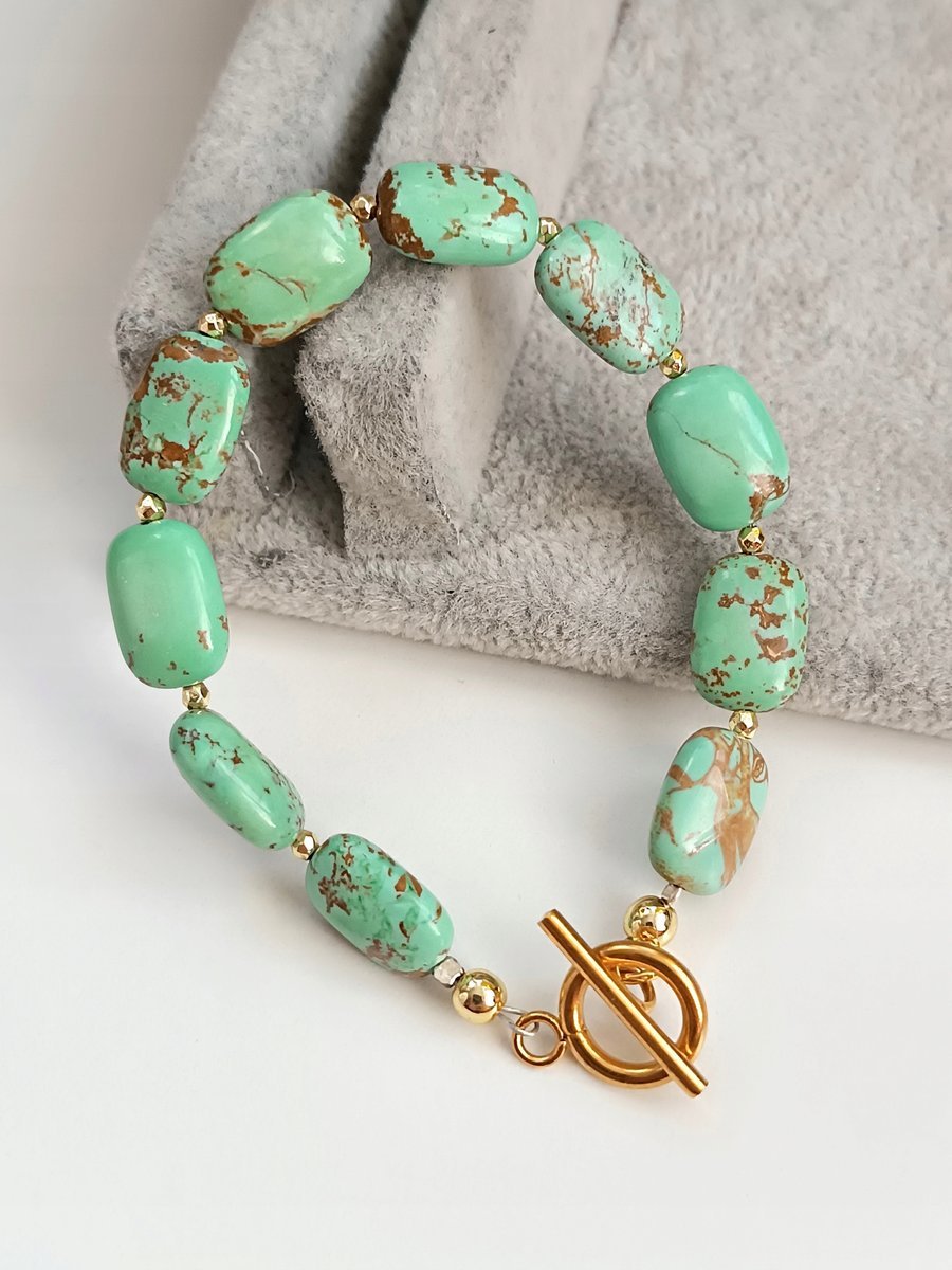 Ekskluzywna bransoletka jasnozielony howlit kamień 20cm skobel złota stal