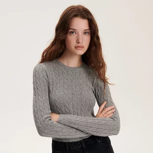 Reserved - Sweter o warkoczowym splocie - Jasny szary - Swetry damskie - miniaturka - grafika 1