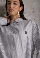 Koszule damskie - Niebieska Koszula z Bawełną w Paski z Haftowaną Aplikacją Serca Sewrona - miniaturka - grafika 1