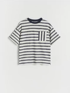 Koszulki dla chłopców - Reserved - T-shirt oversize w paski - biały - grafika 1