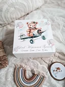 Pamiątka Chrztu Świętego - KUFEREK WSPOMNIEŃ MIŚ W SAMOLOCIE z metryczką, prezent roczek, chrzest - miniaturka - grafika 1