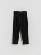 Spodnie i spodenki dla chłopców - Reserved - Strukturalne spodnie chino z paskiem - czarny - miniaturka - grafika 1