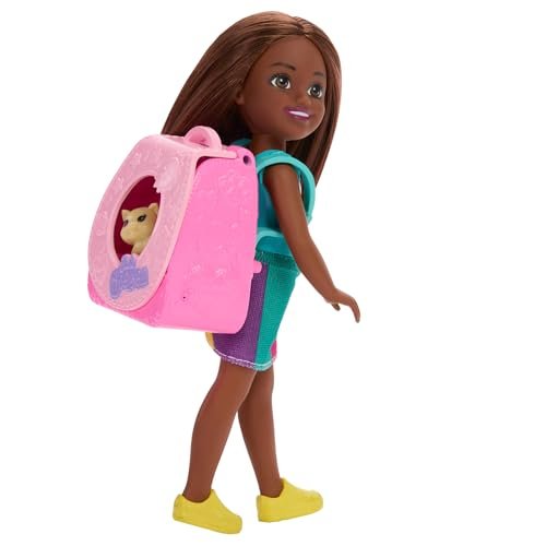 Barbie Chelsea Rodzina i przyjaciele Plecak z kotkiem Zestaw, lalka Chelsea brunetka i akcesoria, w tym plecak, figurka kotka, butelka i kłębek „włóczki”, JBF45