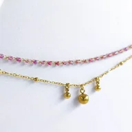 Bransoletki - Podwójna bransoletka na kostkę z kuleczkami i różowymi koralikami - miniaturka - grafika 1