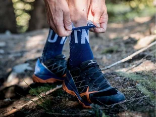 COMPRESSPORT Skarpetki do biegania długie ProRacing Socks v3.0 ULTRA TRAIL UTMB 2020 niebieskie - Skarpetki sportowe męskie - miniaturka - grafika 2