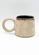 Kubki - Beżowy ceramiczny kubek z okrągłym uszkiem - miniaturka - grafika 1
