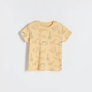 Koszulki dla chłopców - Reserved Reserved - T-shirt z kolorowym nadrukiem - Beżowy - grafika 1