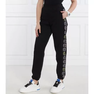 Dresy damskie - Karl Lagerfeld Spodnie dresowe ikonik 2.0 outline | Regular Fit - grafika 1