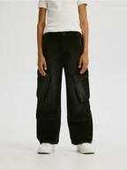Spodnie i spodenki dla dziewczynek - Reserved - Jeansy wide leg cargo - czarny - miniaturka - grafika 1