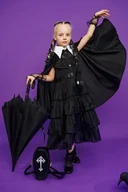 Zabawy w naśladowanie dorosłych - Magiczna czarna peleryna dla dziecka w stylu Wednesday - miniaturka - grafika 1