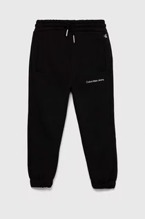 Spodnie i spodenki dla dziewczynek - Calvin Klein Jeans spodnie dresowe dziecięce kolor czarny gładkie - grafika 1