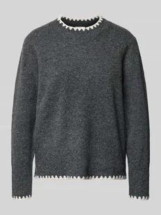 Sweter z dzianiny z haftem i okrągłym dekoltem - Swetry damskie - miniaturka - grafika 1
