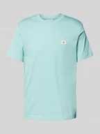 Koszulki męskie - T-shirt z wyhaftowanym logo i okrągłym dekoltem - miniaturka - grafika 1