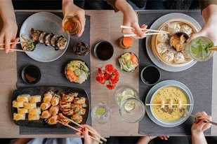 Sushi dla dwojga w restauracji Koku Sushi w Warszawie i w Łodzi - Czasopisma - miniaturka - grafika 1