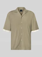Koszule męskie - Koszula casualowa o kroju relaxed fit z wiskozy z kołnierzem z połami - miniaturka - grafika 1