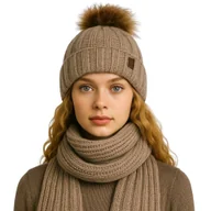 Czapki damskie - Zimowy komplet damski czapka z pomponem i szal ciemnobeżowy - miniaturka - grafika 1