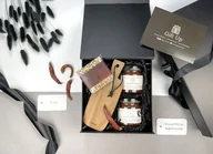 Zestawy upominkowe - Duet- BOX prezentowy z drewnianą deską, salsą paprykową, czekoladą, prezent dla Taty, przyjaciela, szwagra, kolegi /Gift Up/ - miniaturka - grafika 1