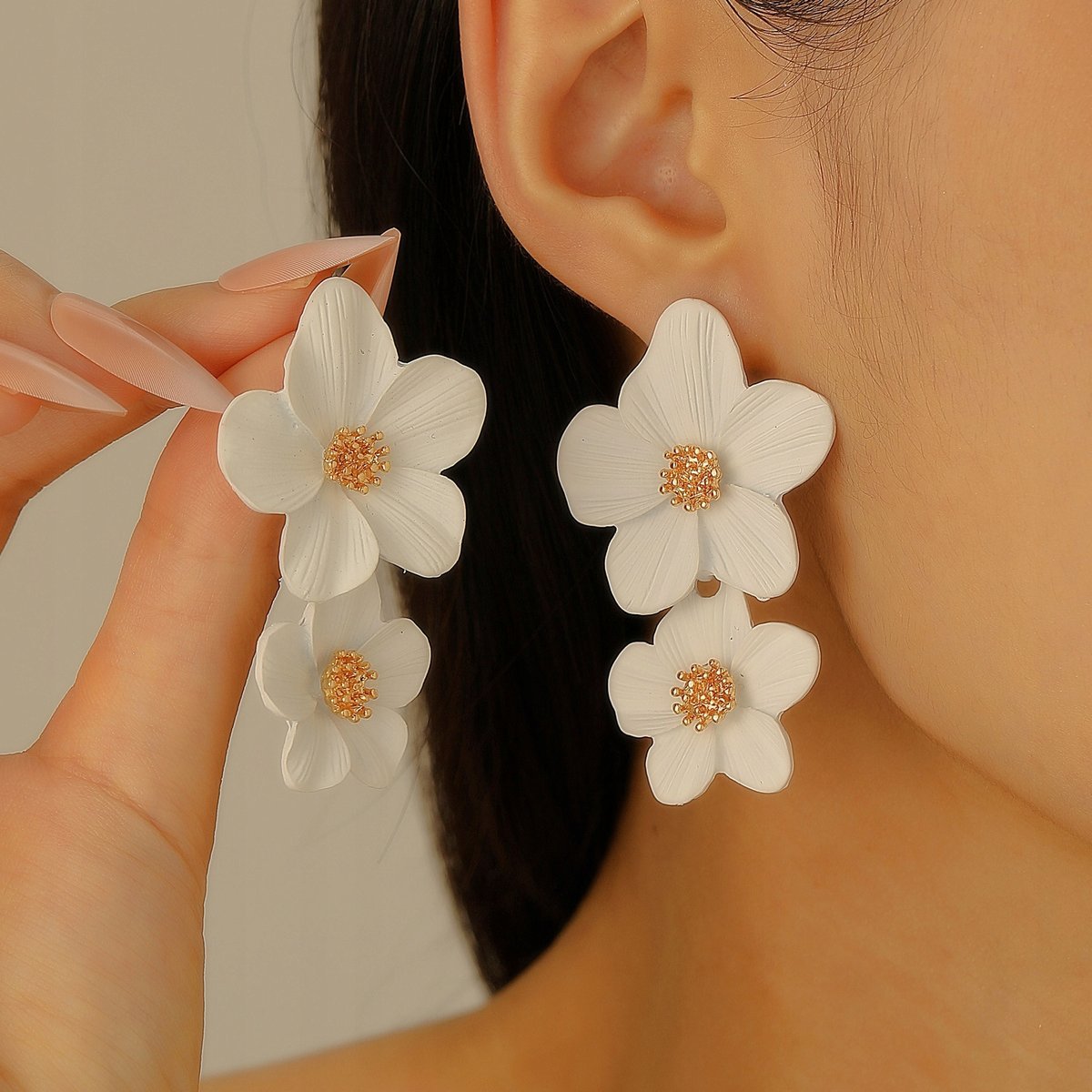 eleganckie KOLCZYKI damskie SZTYFTY kwiatuszki białe efektowna biżuteria