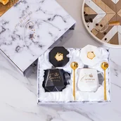 Gadżety dla niej i dla niego - Еlegancki zestaw kubki ceramiczne z Pokrywką i Złotą Łyżeczką Prezent na Ślub - miniaturka - grafika 1