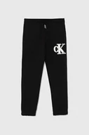Spodnie i spodenki dla dziewczynek - Calvin Klein Jeans spodnie dresowe dziecięce kolor czarny z aplikacją - miniaturka - grafika 1