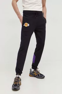 Spodnie męskie - New Era spodnie dresowe kolor czarny wzorzyste LOS ANGELES LAKERS - grafika 1