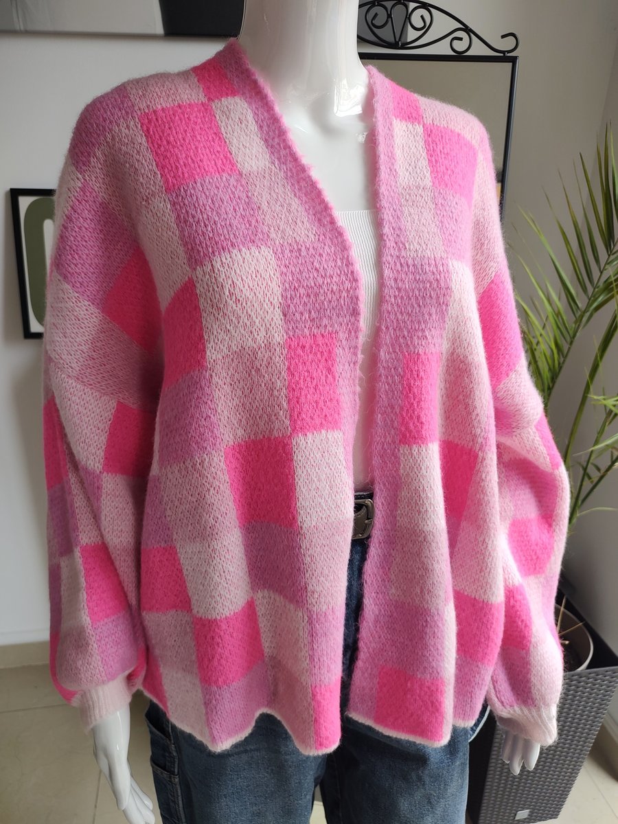 Krótki, lekki kardigan oversize w kratkę - różowy One size Azara