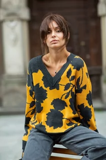Swetry damskie - Lekki sweter z dekoltem V w kwiaty - grafika 1