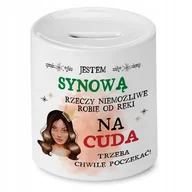 Skarbonki - Skarbonka Dla Synowej na Urodziny Imieniny Prezent z Nadrukiem ze Zdjęciem + Opakowanie na prezent (wzór 02) - miniaturka - grafika 1