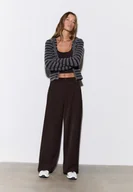 Spodnie damskie - Stradivarius Eleganckie spodnie barrel z zaszewkami Brązowy 38 - miniaturka - grafika 1