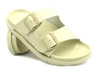 Klapki i japonki damskie - Gumowe klapki damskie z klamrą - Big Star NN274A752, beżowe - miniaturka - grafika 1