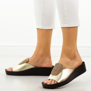 Złote skórzane klapki damskie na platformie S.Barski 51-028 - S.BARSKI - Klapki i japonki damskie - miniaturka - grafika 1