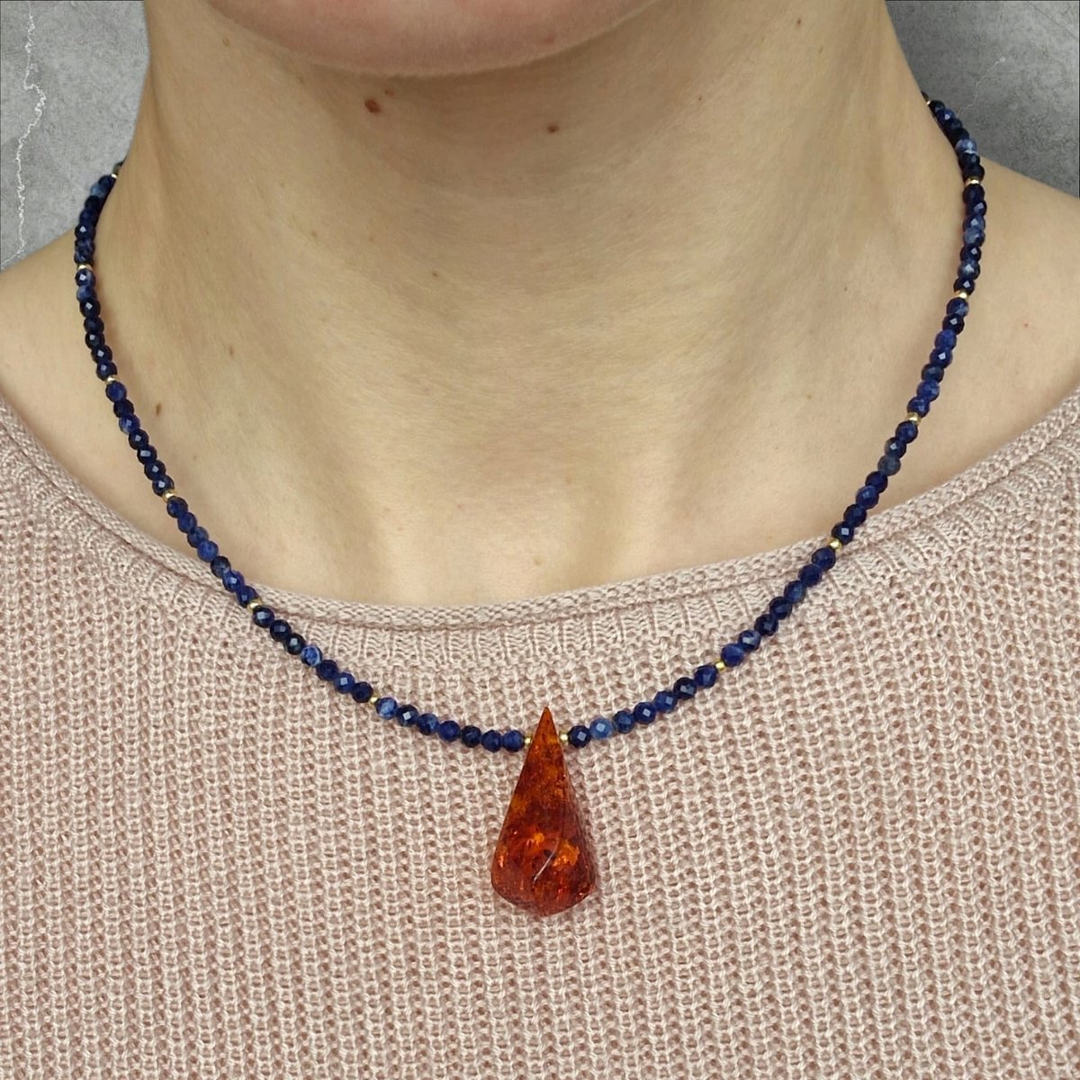 SODALIT Naszyjnik z bursztynem bursztynowy wisiorek srebro 925 pozłacane