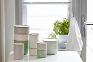 Pojemniki kuchenne - RIESS - Pojemnik kuchenny z drewnianą pokrywą 0,5l Slow Green - miniaturka - grafika 1