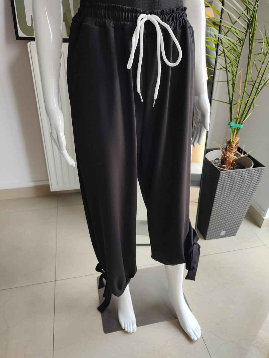 Masełkowe spodnie dresowe z wiązaniem- czarny One size