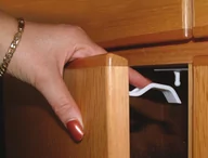 Zabezpieczenia dla dzieci - Dream Baby Zamknięcie zabezpieczające do szafek i szuflad PCR147G A F BB - miniaturka - grafika 1