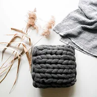 Poduszki dekoracyjne - Pleciona dekoracyjna poduszka - miniaturka - grafika 1