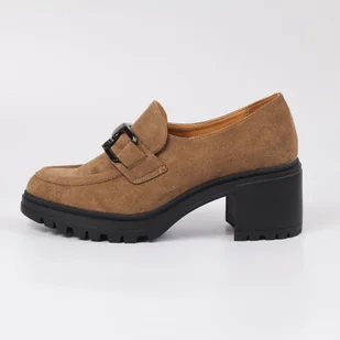 C. Beżowe zamszowe mokasyny damskie na obcasie z łańcuchem Vinceza 109 - Mokasyny damskie - miniaturka - grafika 1