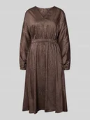 Sukienki - Sukienka o długości do kolan z dekoltem w serek model ‘DAKOTA’ - miniaturka - grafika 1